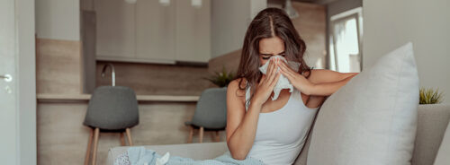 doenças de inverno: mulher assoando o nariz