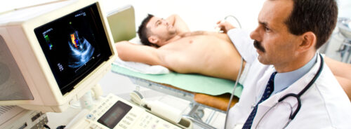 ecocardiograma: homem fazendo exame