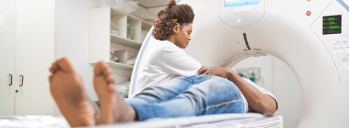tipos de ressonância magnética: médica fazendo exame em paciente