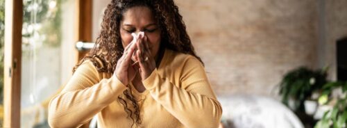 vírus da gripe: mulher assoando o nariz